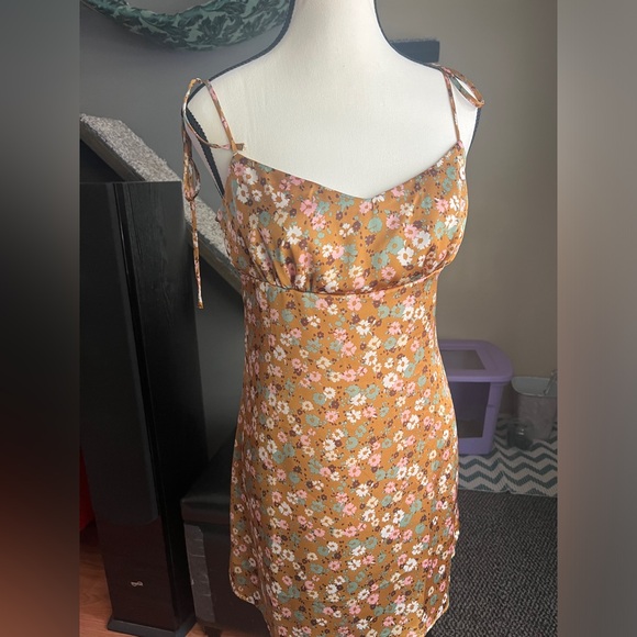 Floral Dress with Adjustable Straps - Picture 3 of 11
